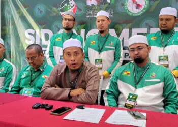 AHMAD Fadhli Shaari (tengah) dalam sidang akhbar selepas merasmikan Muktamar Dewan Pemuda Pas Selangor di Shah Alam, Selangor, semalam.