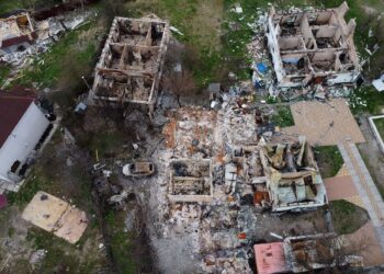 KAWASAN perumahan penduduk yang musnah diserang di kampung Moshchun, Kyiv.-AFP