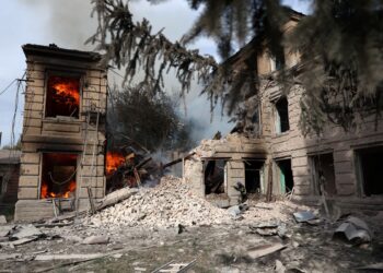 ANGGOTA Bomba memadamkan kebakaran di bangunan kolej yang musnah akibat serangan udara di bandar Sloviansk, wilayah Donetsk.-AFP