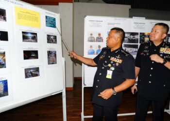 KAMARUL  Zaman Mamat (kiri) menunjukkan gambar modus operandi penyeludupan minyak masak peket  sambil diperhatikan Timbalannya, Datuk Khaw Kok Chin dalam sidang khbar Op Kontraban Kontinjen Johor di IPD Seri Alam, Johor Bahru, Johor. - UTUSAN/UTUSAN/RAJA JAAFAR ALI