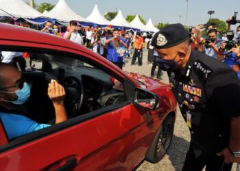 KAMARUL Zaman Mamat memberikan kata-kata nasihat kepada seorang pemandu ketika Majlis Pelancaran Op Selamat Kontinjen Johor sempena Tahun Baharu Cina di Plaza Tol Kempas, Johor Bahru, baru-baru ini. -UTUSAN /RAJA JAAFAR ALI