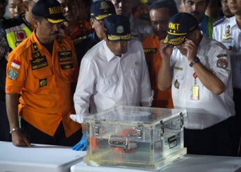 PIHAK berkuasa melihat kotak hitam pesawat Lion Air yang ditemukan selepas terhempas di Laut Jawa pada Oktober 2018. - AFP
