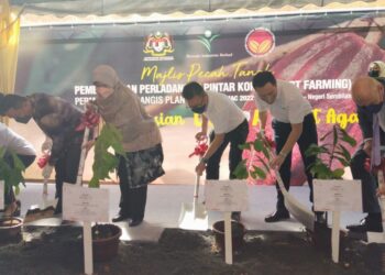 ZURAIDA Kamaruddin (dua dari kiri) menanam pokok sebagai simbolik perasmian Majlis Pecah Tanah Pembangunan Ladang Koko Pintar di Bukit Gangis, Setul, Seremban hari ini. - UTUSAN/NOR SHAFAWATI YUP