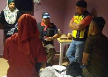 KETUA Unit Penguatkuasa PADKM, Zaiferi Zainul Abidin (duduk, tengah) menyoal pasangan kekasih yang dicekup berkhalwat dalam Operasi Bersepadu Ambang Tahun Baharu 2023 di sebuah hotel di Bandar Puteri Jaya, Sungai Petani.