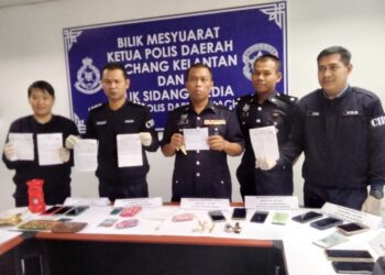 MOHD. Zahir Abdullah (tengah) menunjukkan barangan rampasan kegiatan pecah rumah yang dilakukan pasangan suami isteri dalam sidang akhbar di IPD Machang, Kelantan hari ini. - UTUSAN/ROHANA MOHD. NAWI