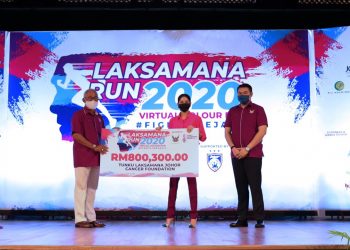 TUNKU Tun Aminah Sultan Ibrahim (dua dari kanan) menyerahkan replika cek kepada Mohamed Perang Musa.