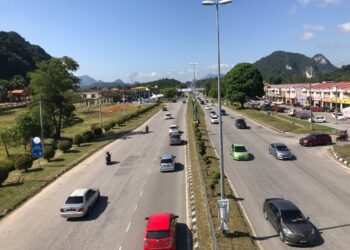 ALIRAN masuk kenderaan ke Kelantan menerusi Gua Musang masih lancar pagi ini menjelang sambutan Hari Raya Aidiladha, Ahad ini. - UTUSAN/AIMUNI TUAN LAH