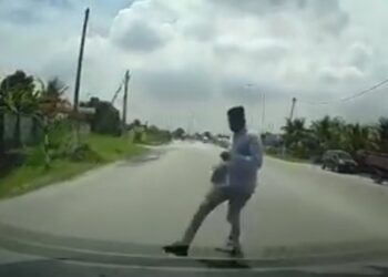 TANGKAP layar daripada sebuah video tular seorang lelaki berlari ke arah sebuah kereta yang sedang bergerak untuk merempuhnya sebelum menghilangkan diri di Jalan Goh Hock Huat di Klang, Selangor.