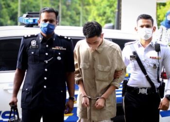 TERTUDUH, Lo Yen Hue dibawa ke Mahkamah Majistret atas pertuduhan memandu mabuk hingga melanggar seorang subkontraktor hingga maut Sabtu lalu. - UTUSAN/SHIDDIEQIIN ZON