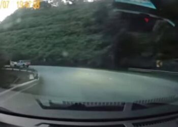 RAKAMAN yang tular kejadian pemandu trap pikap melarikan diri selepas melanggar sebuah kereta Perodua Axia di Kilometer 17, Jalan Keramat Pulai, Ipoh. - MEDIA SOSIAL