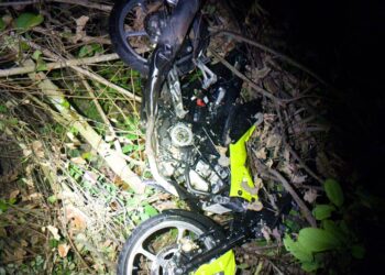 KEADAAN motosikal mangsa yang maut digilis treler di Kilometer 245.4, Lebuh Raya Utara-Selatan arah utara di Kuala Kangsar semalam. - UTUSAN