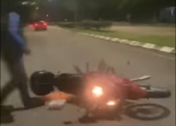 MOTOSIKAL yang dilanggar sebuah kereta jenis Toyota C-HR di Persiaran Ledang, Iskandar Puteri, Johor, baru-baru ini.