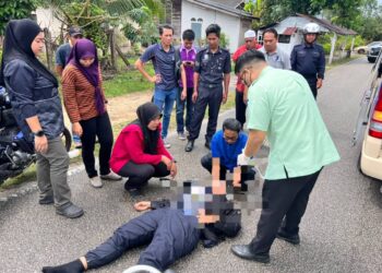 MARINA Ahmad yang cedera diberi rawatan awal oleh pegawai perubatan selepas dilanggar seorang lelaki di Jalan Dato' Chukai, Kemaman, hari ini.