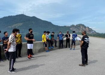 BEBERAPA individu disoal dan dikenakan kompaun kerana gagal mematuhi SOP ketika berada di Empangan Mengkuang, Bukit Mertajam, Pulau Pinang.