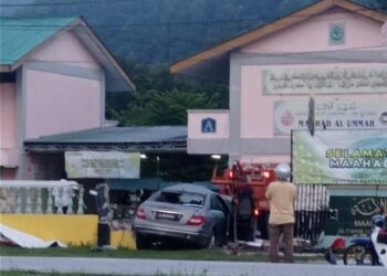 GAMBAR tular sebuah kereta melanggar tembok pagar sekolah Maahad Al-Ummah di Chemor, Ipoh hari ini. - UTUSAN/MEDIA SOSIAL