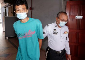 NOR Azman Mat Salleh (kiri) didakwa menunggang motosikal di bawah pengaruh dadah sehingga menyebabkan kecederaan seorang anggota polis di Mahkamah Majistret Ipoh, Perak hari ini. - UTUSAN/ZULFACHRI ZULKIFLI