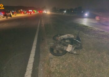 KEADAAN motosikal jenis Modenas Kriss yang terlibat kemalangan dengan motosikal berkuasa tinggi dan kereta di Jalan Lencong Barat, Sungai Petani.