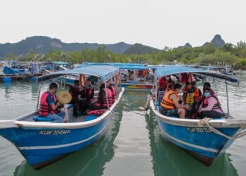 Pelancong menaiki bot untuk mengelilingi pulau sempena cuti Maulidur Rasul di Jeti Tanjung Rhu, Pulau Langkawi, semalam. – UTUSAN/SHAHIR NOORDIN