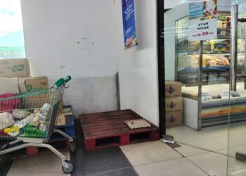 RAK menjual telur yang kosong kerana bekalan yang dihantar ke pulau itu tidak mencukupi ketika tinjauan dilakukan di sebuah pasar raya di Padang Matsirat, Langkawi, hari ini. -UTUSAN/NUR AMALINA AZMAN