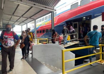 PENUMPANG feri dari Pulau Langkawi yang tiba di Terminal Feri Kuala Perlis hari ini. - FOTO/NAZLINA NADZARI