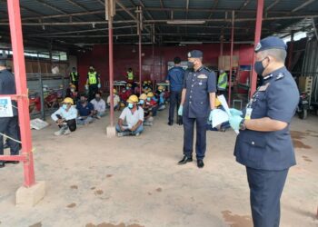 KAMARUL Zaman Mamat (kanan)  memeriksa dokumen sebuah syarikat pembinaan yang  melanggar SOP dalam Op Patuh di kawasan perindustrian Padang Meha, Kulim  hari ini. - UTUSAN/AZAHAR HASHIM