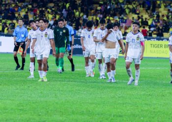 PEMAIN Laos melangkah hampa selepas dibelasah 5-0 oleh Malaysia dalam aksi Piala AFF di Bukit Jalil semalam.