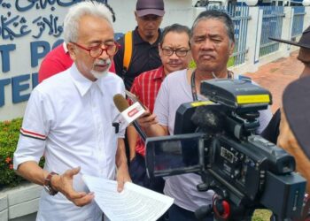 RAJA Kamarul Bahrin Shah Raja Ahmad (kiri) mengadakan sidang akhbar selepas membuat polis berhubung perarakan sekumpulan pemuda bersama replika senjata di IPD Kuala Terengganu, Kuala Terengganu, hari ini. - UTUSAN/KAMALIZA KAMARUDDIN