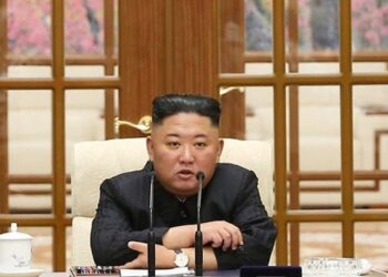 KIM Jong-un dilihat tampil lebih kurus berbanding tahun lalu. - AGENSI