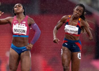Lisbeli Marina Vera Andrade (kanan) ketika bersaing dengan Brittni Mason dari Amerika Syarikat dalam perlumbaan akhir 100 meter T47 wanita di Sukan Paralimpik 2020 di Stadium Tokyo semalam. - AFP