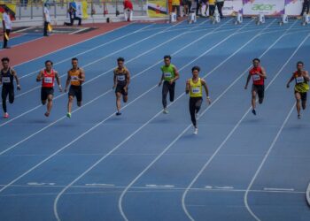 Azeem (tiga dari kanan)  mengungguli saingan separuh akhir 2 acara 100 meter Sukma edisi ke-20 di Stadium Nasional Bukit Jalil, sebentar tadi.