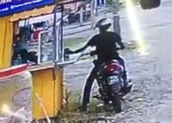 TANGKAP layar daripada rakaman video menunjukkan seorang lelaki melarikan tabung derma anak yatim di Kampung Alor Tempoyak, Dungun, Terengganu, semalam.