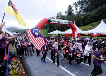 AMINUDDIN Harun melepaskan peserta  program larian ria, Temiang-Pantai Bypass Fun Run 2022 di Jalan Temiang-Pantai di Seremban hari ini.-UTUSAN/MOHD. SHAHJEHAN MAAMIN.