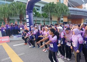 SEBAHAGIAN peserta Larian Ria Hari Kanser Sedunia 2023 yang disempurnakan Zaliha Mustafa di Putrajaya. - UTUSAN/MOHD HUSNI MOD NOOR
