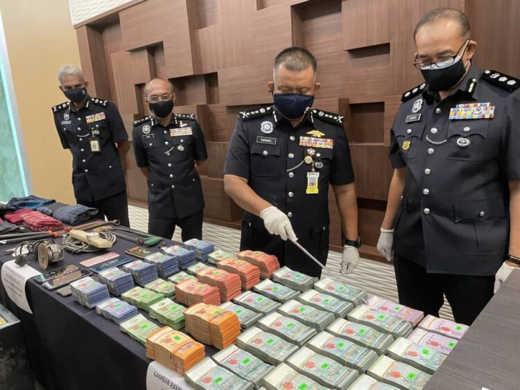 Tiga anggota polis antara enam suspek ditahan larikan RM400,000