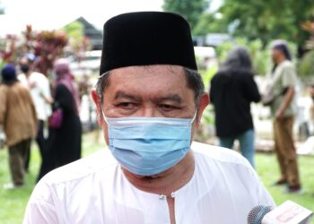LAT ditemui pemberita selepas pengebumian jenazah Mamat Khalid di Tanah Perkuburan Islam Masjid Kampung Paloh di Ipoh, Perak, hari ini.  - UTUSAN/ZULFACHRI ZULKIFLI