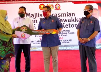 ABD. Latif Ahmad (dua dari kanan) menyerahkan replika kunci rumah PPRT kepada Norsyam Abdullah, 47, pada Majlis Perasmian Taman Desa Tawakkal di Kampung Hujung Ketun, Pendang hari ini. - UTUSAN/JAMLIAH ABDULLAH