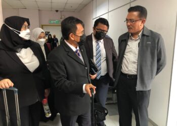 ABD. Latif Bandi (kanan) berbincang dengan peguamnya sebaik sahaja tiba di Mahkamah Sesyen, Johor Bahru.