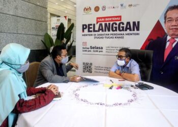 ABD. Latiff Ahmad (tengah) mengadakan pertemuan dengan orang ramai pada Hari Bertemu Pelanggan di Menara Usahawan, Putrajaya. - UTUSAN/FAISOL MUSTAFA