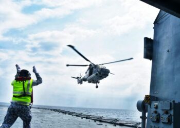 LATIHAN pendaratan Helikopter Super lynx milik Tentera Laut Jerman dari geladak KD Jebat.