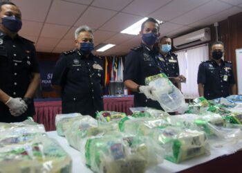 ROHAIMI Md. Isa (tengah) menunjukkan ketulan syabu yang dirampas di tepi Pantai Rhu Kubur di Marang dalam sidang akhbar di Terengganu. - UTUSAN/PUQTRA HAIRRY ROSLI