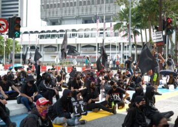 KUMPULAN peserta berpakaian hitam duduk di atas jalan raya ketika protes #LAWAN di persimpangan Jalan Tun Perak dan Jalan Raja, Kuala Lumpur, Sabtu lalu. - UTUSAN/MUHAMAD IQBAL ROSLI