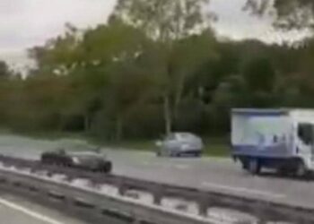 TANGKAP layar daripada klip video tular dalam media sosial memaparkan kereta Perodua Bezza memandu secara melawan arus di Kilometer 30.1 Lebuhraya SKVE di Kuala Langat, Selangor. 