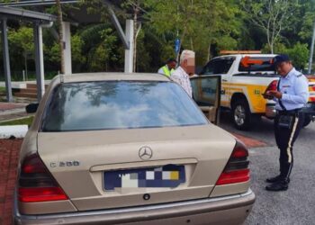 LELAKI berusia 83 tahun disaman selepas memandu melawan arus di Lebuhraya Pesisiran Pantai Barat dekat Manjung, Perak. - IHSAN PDRM