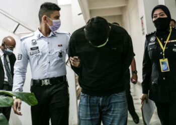 PEMANDU Mitsubishi Triton yang didakwa memandu melawan arus sehingga menyebabkan dua remaja maut di Lebuh Raya Persekutuan dilanjutkan reman selepas kes tersebut diklasifikasi semula mengikut Seksyen 302 Kanun Keseksaan di Mahkamah Majistret Shah Alam, semalam. -UTUSAN/ZULFADHLI ZAKI