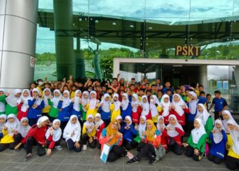 MURID SK Simpang Rawai bersama guru pengiring bergambar di hadapan Pusat Sains Kuala Terengganu sempena program lawatan sambil belajar, semalam.