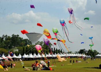 LAYANG-LAYANG pelbagai bentuk menghiasi ruang udara Pasir Gudang sempena Festival Layang-Layang Sedunia ke 25 di Bukit Layang-Layang, Pasir Gudang, Johor. MINGGUAN/RAJA JAAFAR ALI