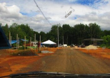 PENDUDUK Kampung Baru, Pulau Tiga, Sungai Layar, Kedah terpaksa berteduh dI bawah khemah selepas rumah mereka dirobohkan.