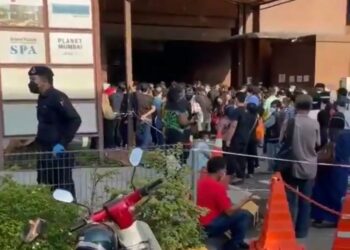 TANGKAP layar video memaparkan  orang ramai termasuk warga asing dilihat beratur dengan masing-masing rapat antara satu sama lain.