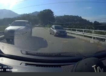 TANGKAP layar memaparkan kenderaan pacuan empat roda (kiri) sedang memotong di laluan berkembar yang tular dalam media sosial di Jalan Lama Bentong - Kuala Lumpur di Bentong, Pahang. - FOTO/IHSAN FACEBOOK KAMI PENDUDUK BENTONG (OFFICIAL)