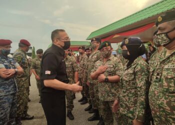 HISHAMMUDDIN Tun Hussein (kanan) beramah mesra bersama anggota TDM pada majlis berbuka puasa di Kem Lapangan Terbang, Sungai Petani semalam. - UTUSAN/NUR SYAZWANA MANSOR